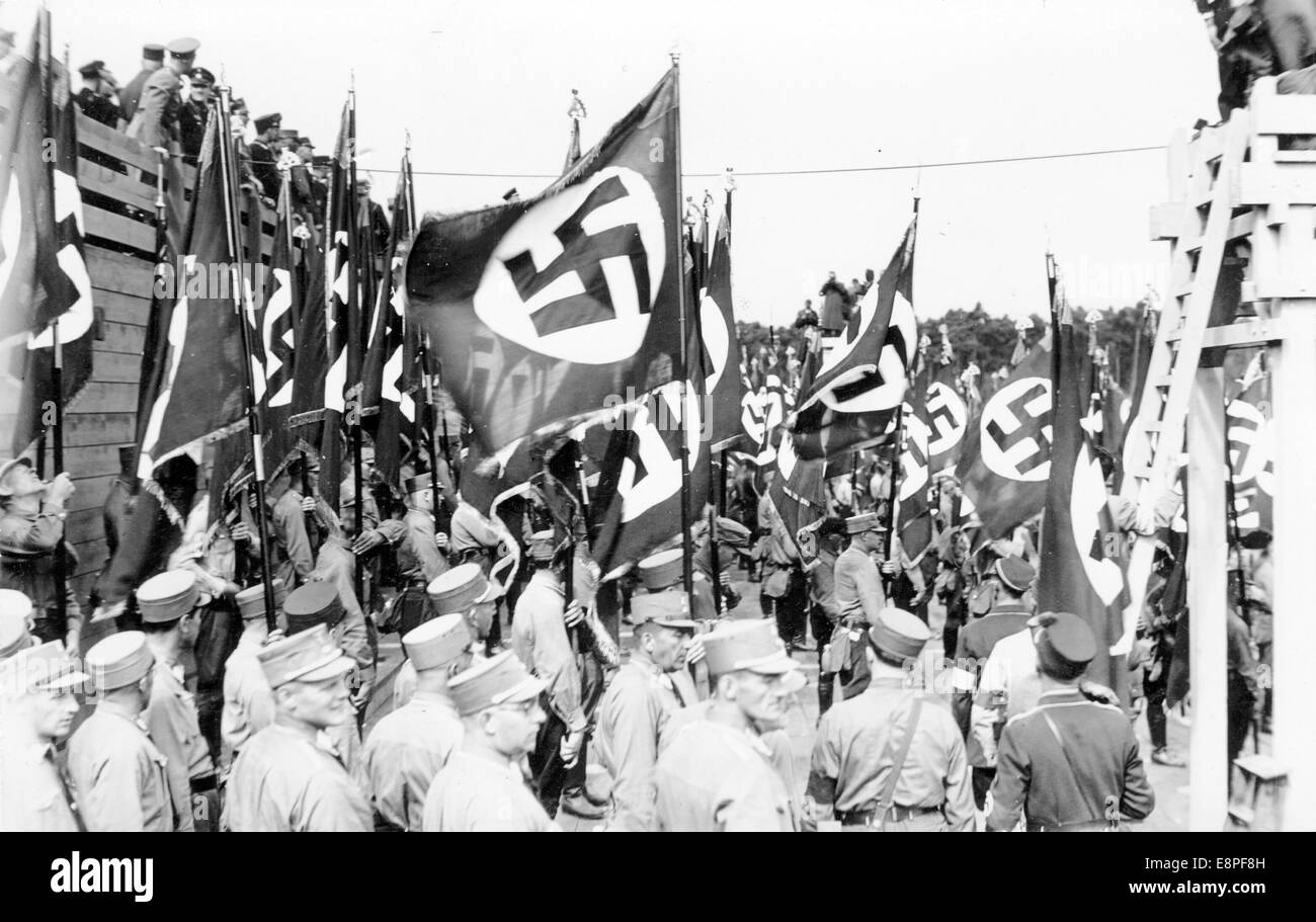 Nürnberger Rallye 1933 in Nürnberg, Deutschland - Mitglieder der SA (Sturmabteilung) auf dem Nazi-Parteigelände. (Qualitätsmängel aufgrund der historischen Bildkopie) Fotoarchiv für Zeitgeschichtee – KEIN KABELDIENST – Stockfoto