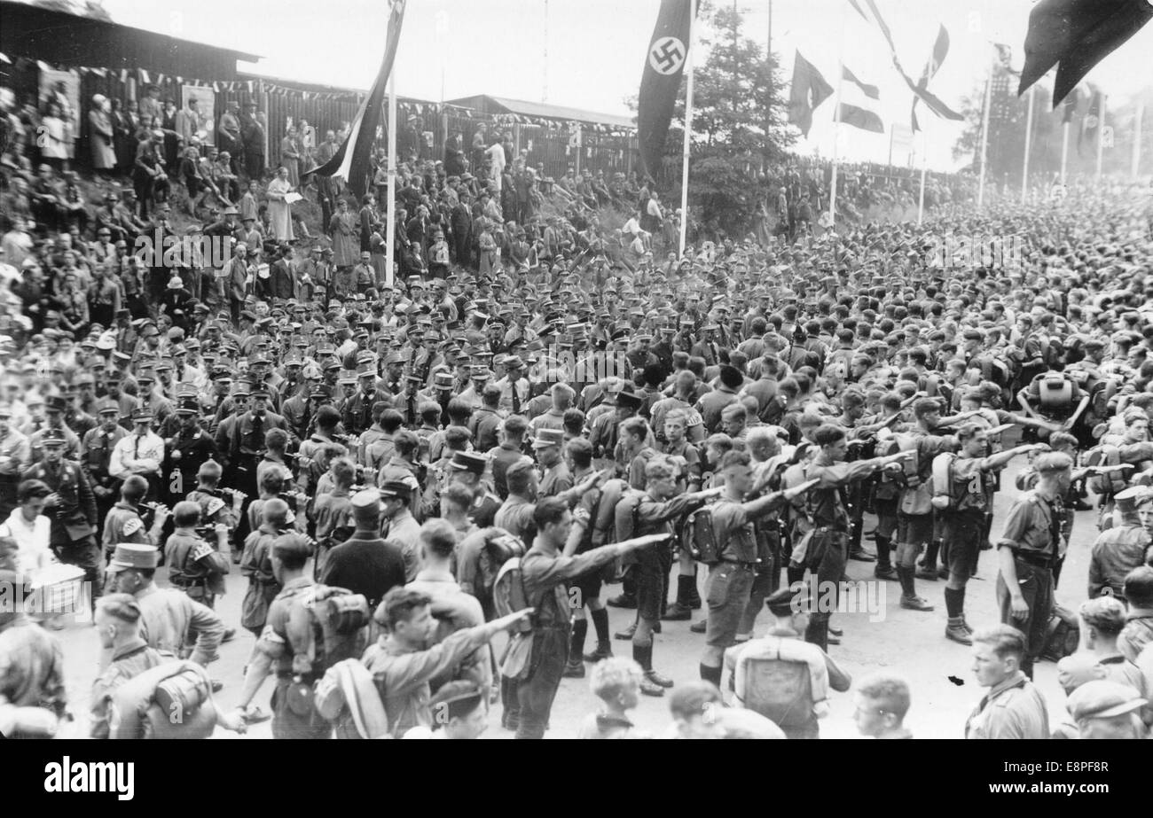Nürnberger Rallye 1933 in Nürnberg, Deutschland - Mitglieder der SA (Sturmabteilung) und des HJ (Hitler Youth) vor dem Hauptbahnhof. (Qualitätsmängel aufgrund der historischen Bildkopie) Fotoarchiv für Zeitgeschichtee – KEIN KABELDIENST – Stockfoto