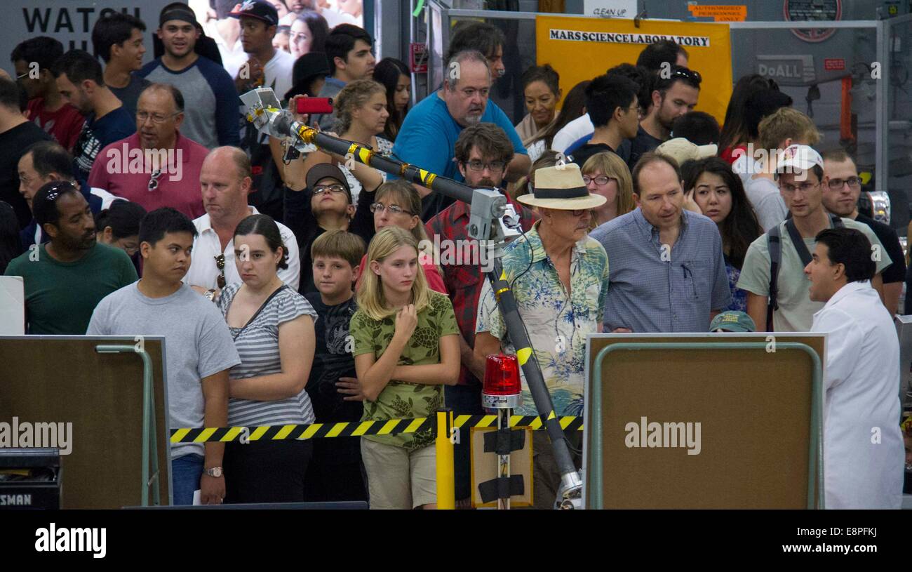 Los Angeles, USA. 12. Oktober 2014. Menschen besuchen die Raumschiff-Fertigungsanlage am Jet Propulsion Laboratory der NASA in den Vereinigten Staaten, Los Angeles am 12. Oktober 2014. Mehr als 50.000 Menschen besuchten Jet Propulsion Laboratory der NASA während der jährlichen open Days vom Okt. 11 bis 12. Bildnachweis: Yang Lei/Xinhua/Alamy Live-Nachrichten Stockfoto
