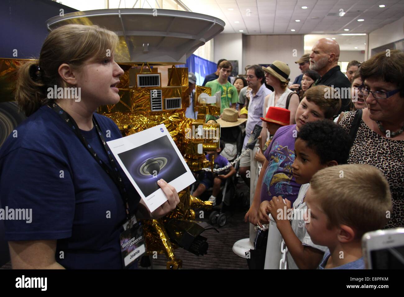 Los Angeles, USA. 12. Oktober 2014. Ein Mitarbeiter stellt einen Raum-Bild Besucher am Jet Propulsion Laboratory der NASA in den Vereinigten Staaten, Los Angeles am 12. Oktober 2014. Mehr als 50.000 Menschen besuchten Jet Propulsion Laboratory der NASA während der jährlichen open Days vom Okt. 11 bis 12. Bildnachweis: Yang Lei/Xinhua/Alamy Live-Nachrichten Stockfoto