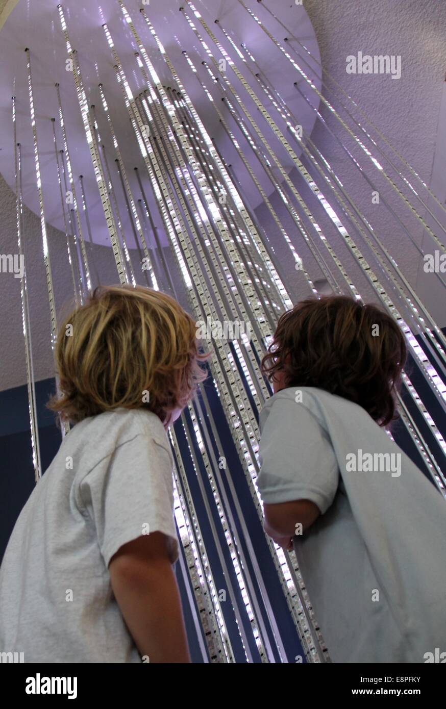 Los Angeles, USA. 12. Oktober 2014. Zwei Kinder beobachten das Datenmodell Übertragung "Deep Space Network" am Jet Propulsion Laboratory der NASA in den Vereinigten Staaten, Los Angeles am 12. Oktober 2014. Mehr als 50.000 Menschen besuchten Jet Propulsion Laboratory der NASA während der jährlichen open Days vom Okt. 11 bis 12. Bildnachweis: Yang Lei/Xinhua/Alamy Live-Nachrichten Stockfoto