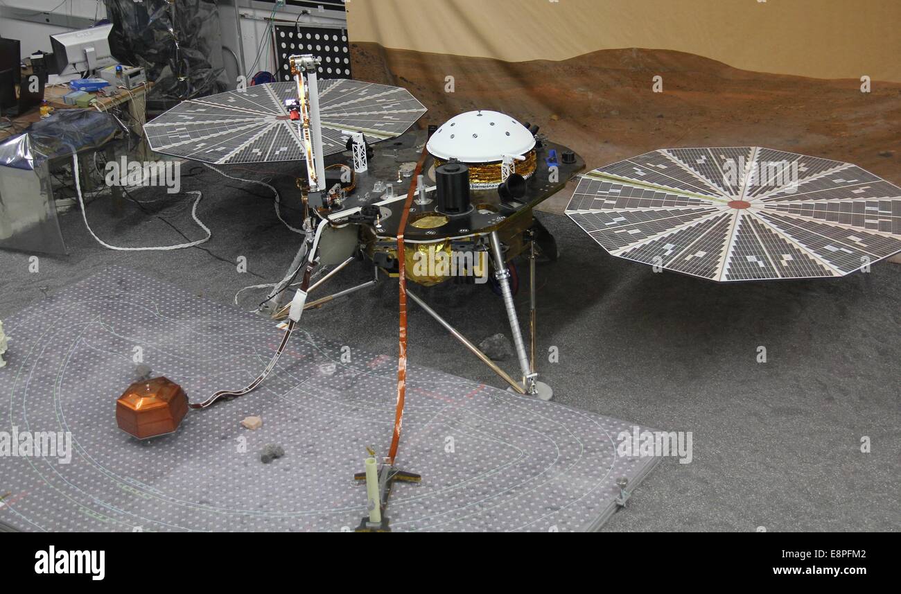 Los Angeles, USA. 12. Oktober 2014. Foto aufgenommen am 12. Oktober 2014 zeigt die Mars-Rover "Insight" am Jet Propulsion Laboratory der NASA in Los Angeles, Vereinigte Staaten. Mehr als 50.000 Menschen besuchten Jet Propulsion Laboratory der NASA während der jährlichen open Days vom Okt. 11 bis 12. Bildnachweis: Yang Lei/Xinhua/Alamy Live-Nachrichten Stockfoto