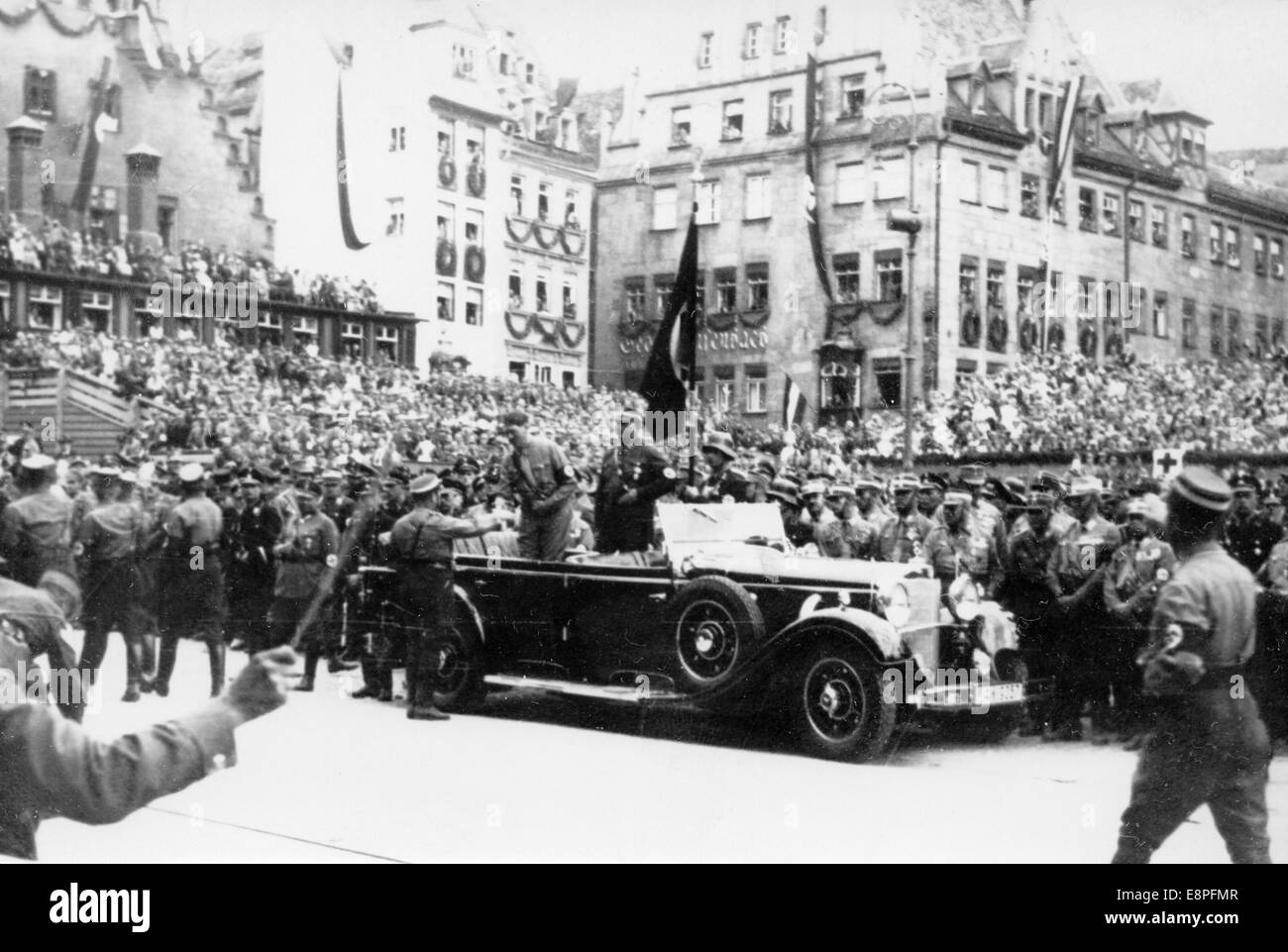 Nürnberger Rallye 1933 in Nürnberg – Adolf Hitler bewertet eine SA (Sturmabteilung)-Parade. (Qualitätsmängel aufgrund der historischen Bildkopie) Fotoarchiv für Zeitgeschichtee - KEIN KABELDIENST - Stockfoto