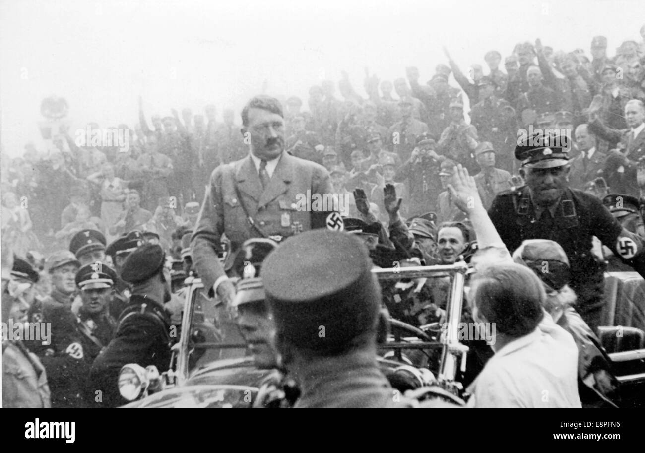 Nürnberger Rallye 1933 in Nürnberg - Adolf Hitler in seinem Auto, umgeben von Mitgliedern der SA (Sturmabteilung) und SS (Schutzstaffel) auf dem Nazi-Parteigelände. (Qualitätsmängel aufgrund der historischen Bildkopie) Fotoarchiv für Zeitgeschichtee - KEIN KABELDIENST - Stockfoto
