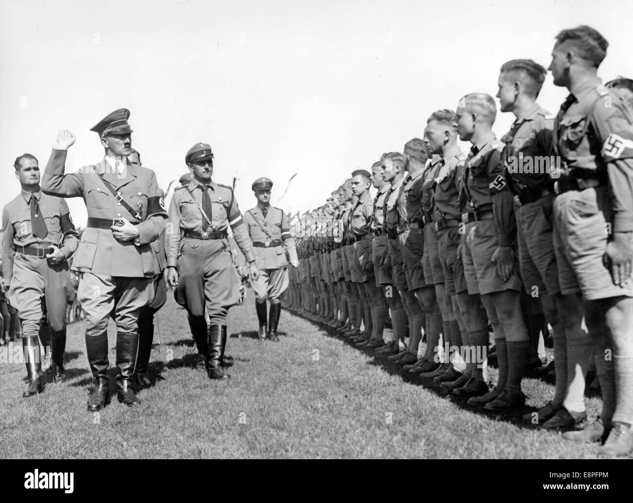 Nürnberger Rallye 1936 in Nürnberg – Adolf Hitler inspiziert bei den Nazi-Parteikundgebungen eine Aufstellung der Hitlerjugend (HJ). Auf der linken Seite: Reichsminister Rudolf Hess. (Qualitätsmängel aufgrund der historischen Bildkopie) Fotoarchiv für Zeitgeschichtee - KEIN KABELDIENST - Stockfoto