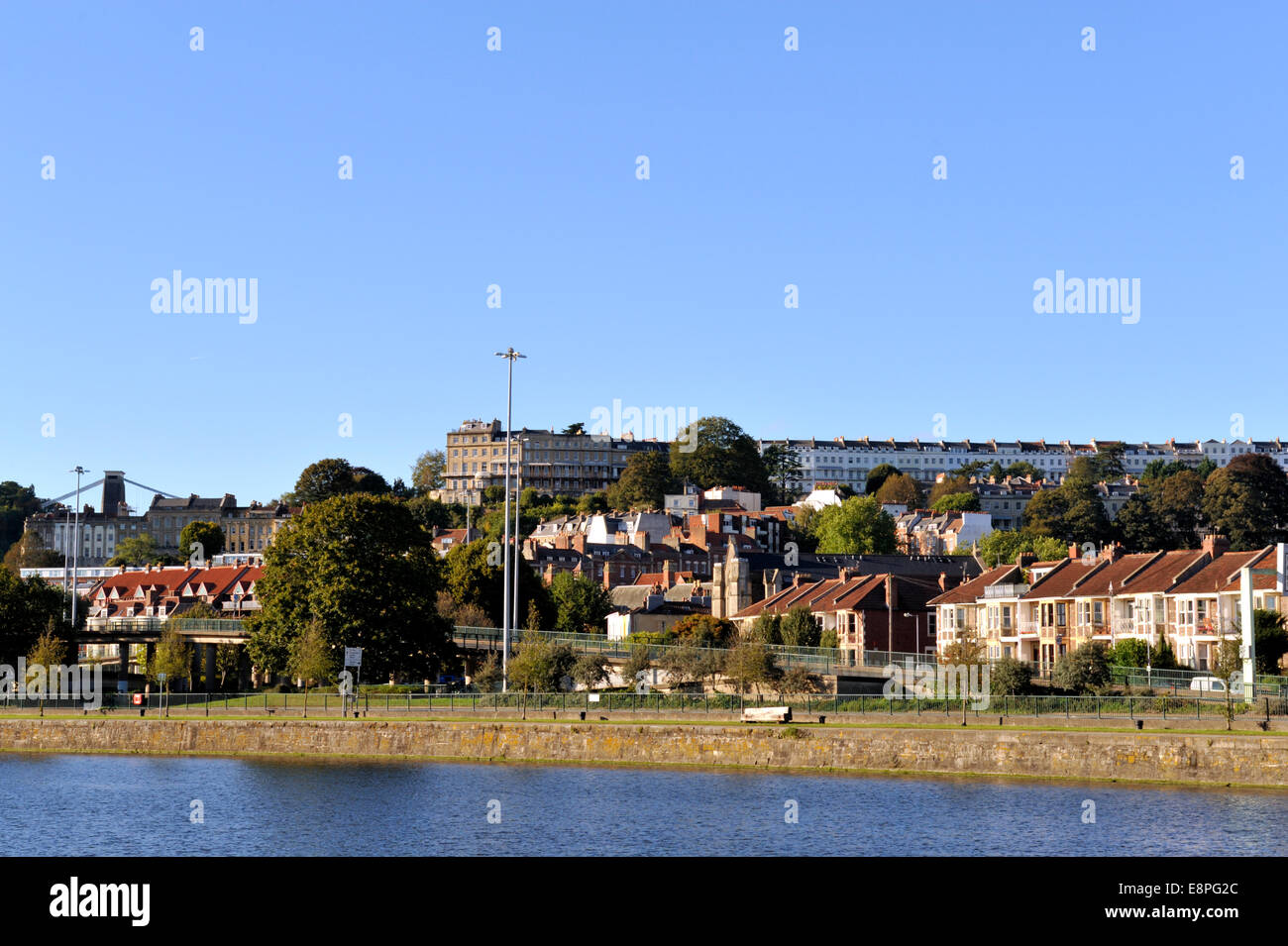 Häuser in Hotwells und Clifton auf Hügel über Bristol City Docks Missachtung Hafen Cumberland Basin, UK Stockfoto