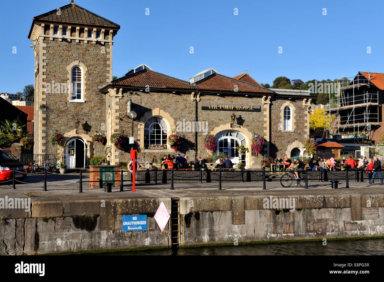 Pump House Pub Hotwells, durch Sperre auf schwimmenden Hafen von Bristol Stockfoto