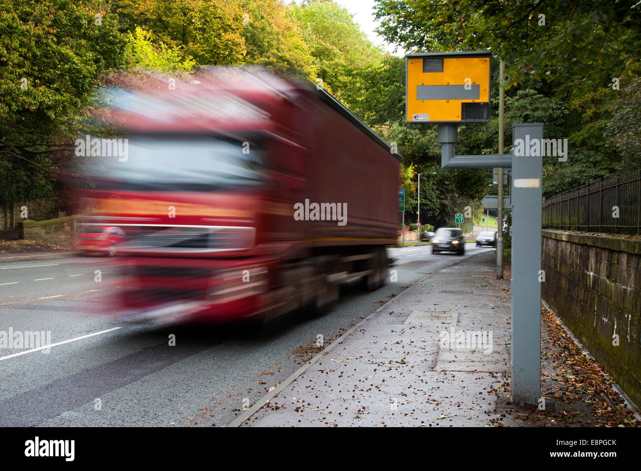 Verschwommener Verkehr; Straßenfahrzeuge, die am Gatso-Zähler vorbeifahren, Radarkamera, Stadtzentrum Penwortham, Preston, Lancashire, UK Stockfoto