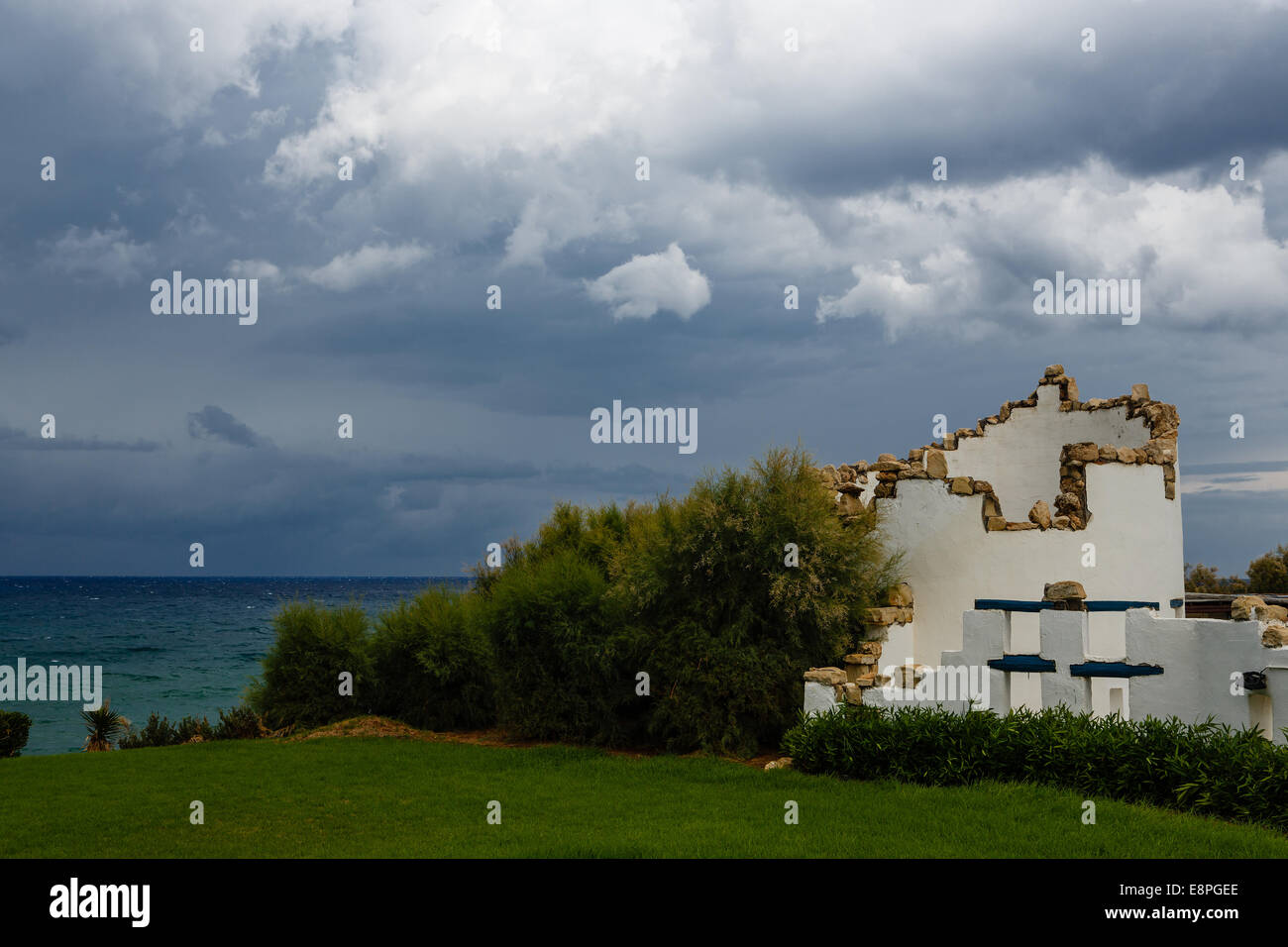 Gewitterwolken am Himmel über Hotel am Meer in Griechenland Stockfoto