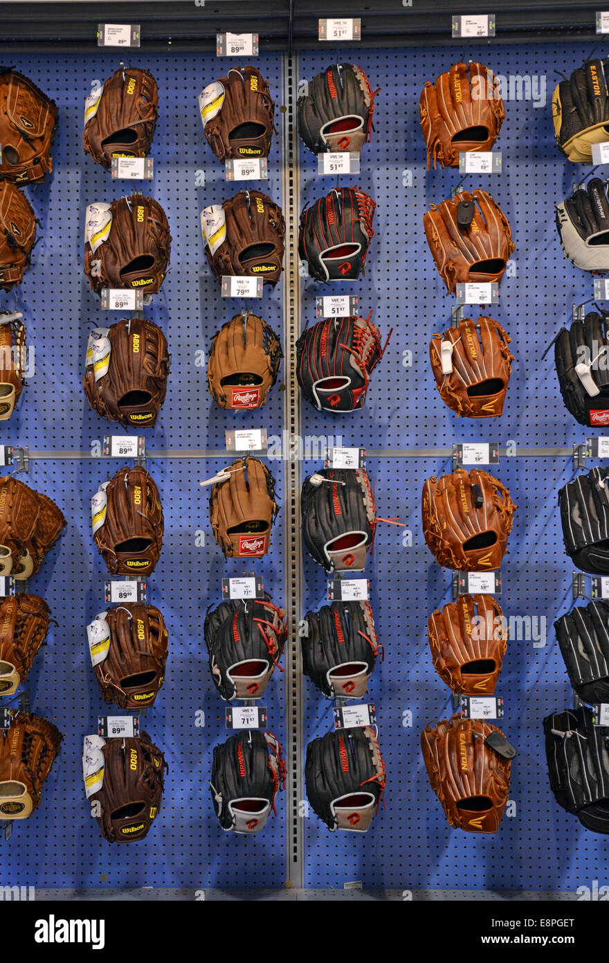 Baseball-Handschuhe zum Verkauf an Dick's Sporting Goods in Roosevelt Field Mall in Garden City, Long Island, New York Stockfoto