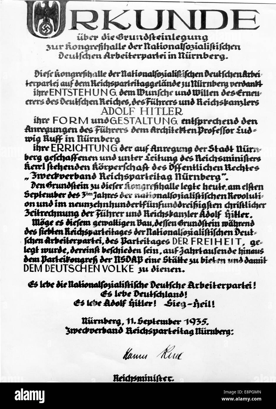 Dokument anlässlich der Grundsteinlegung für den Bau eines Kongresshauses auf dem Nazi-Parteigelände in Nürnberg während der Nürnberger Rallye 1953. (Qualitätsmängel aufgrund der historischen Bildkopie) Fotoarchiv für Zeitgeschichtee - KEIN KABELDIENST - Stockfoto