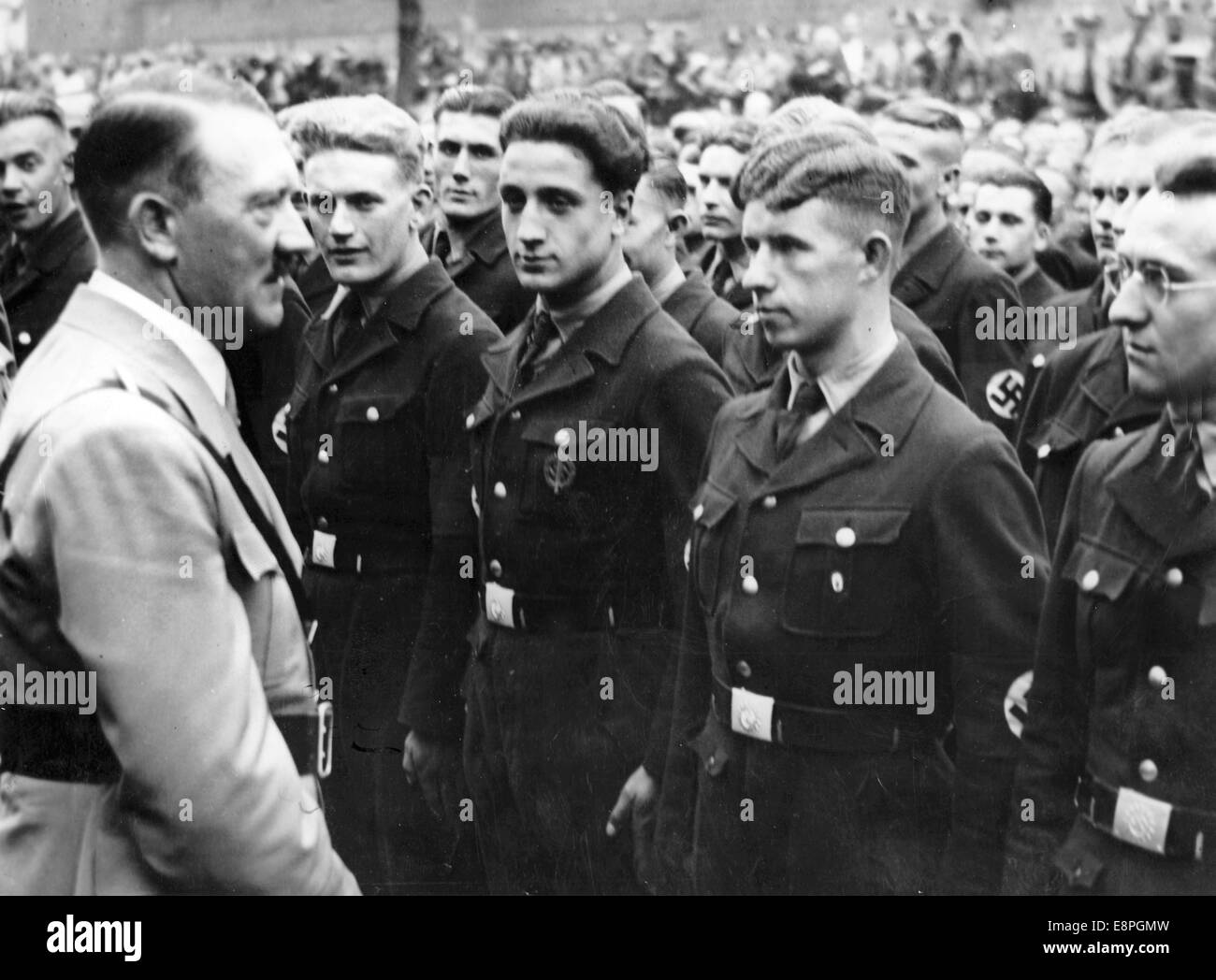 Nürnberger Rallye 1936 in Nürnberg – Adolf Hitler erwartet eine Aufstellung der Werkscharen in der Stadt. Ein Werkschar war eine uniformierte Gruppe der Deutschen Front für Arbeit (DAF) in einer Fabrik oder einem Unternehmen. (Qualitätsmängel aufgrund der historischen Bildkopie) Fotoarchiv für Zeitgeschichtee - KEIN KABELDIENST - Stockfoto