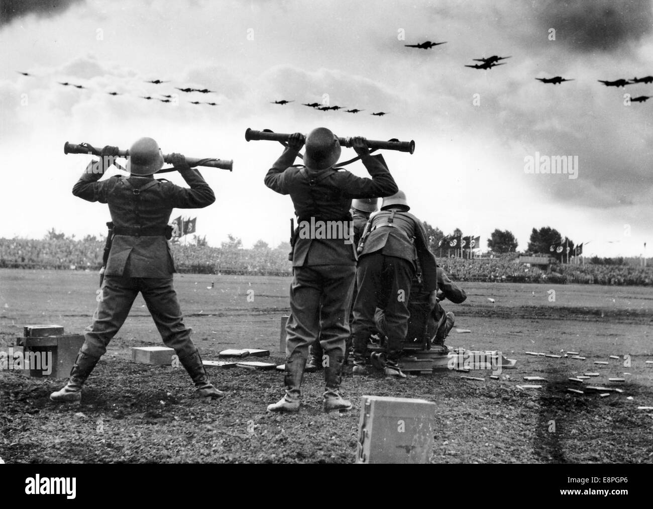 Nürnberger Rallye 1936 in Nürnberg - Ausstellung der Wehrmacht zum Abschluss der Nürnberger Rallye auf dem Nazi-Parteigelände. Soldaten beobachten sich nähernde Flugzeuge durch Entfernungsmesser. (Qualitätsmängel aufgrund der historischen Bildkopie) Fotoarchiv für Zeitgeschichtee - KEIN KABELDIENST - Stockfoto