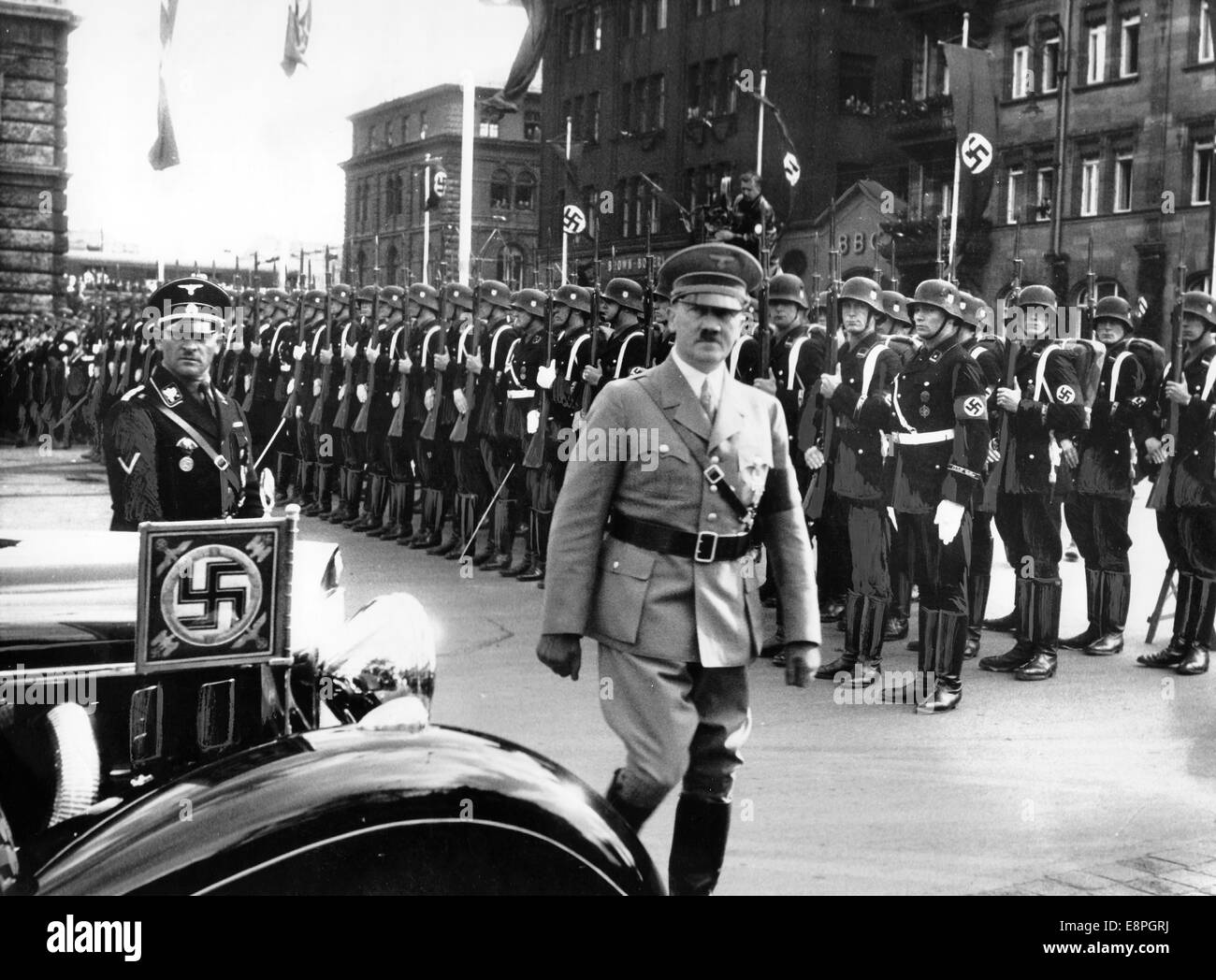 Nürnberger Rallye 1936 in Nürnberg - Empfang von Adolf Hitler nach seiner Ankunft am Nürnberger Bahnhof. [Achtung: Das Originaldokument wurde retuschiert](Qualitätsmängel aufgrund der historischen Bildkopie) Fotoarchiv für Zeitgeschichtee - KEIN KABELDIENST - Stockfoto