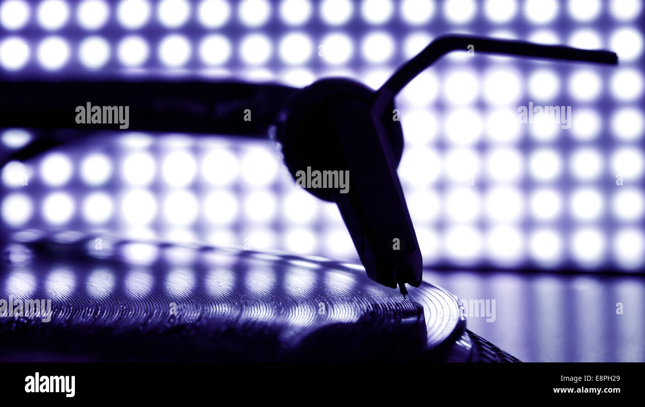 DJ-Nadel-Stift auf spinning Datensatz, hellen Hintergrund Unschärfe Stockfoto