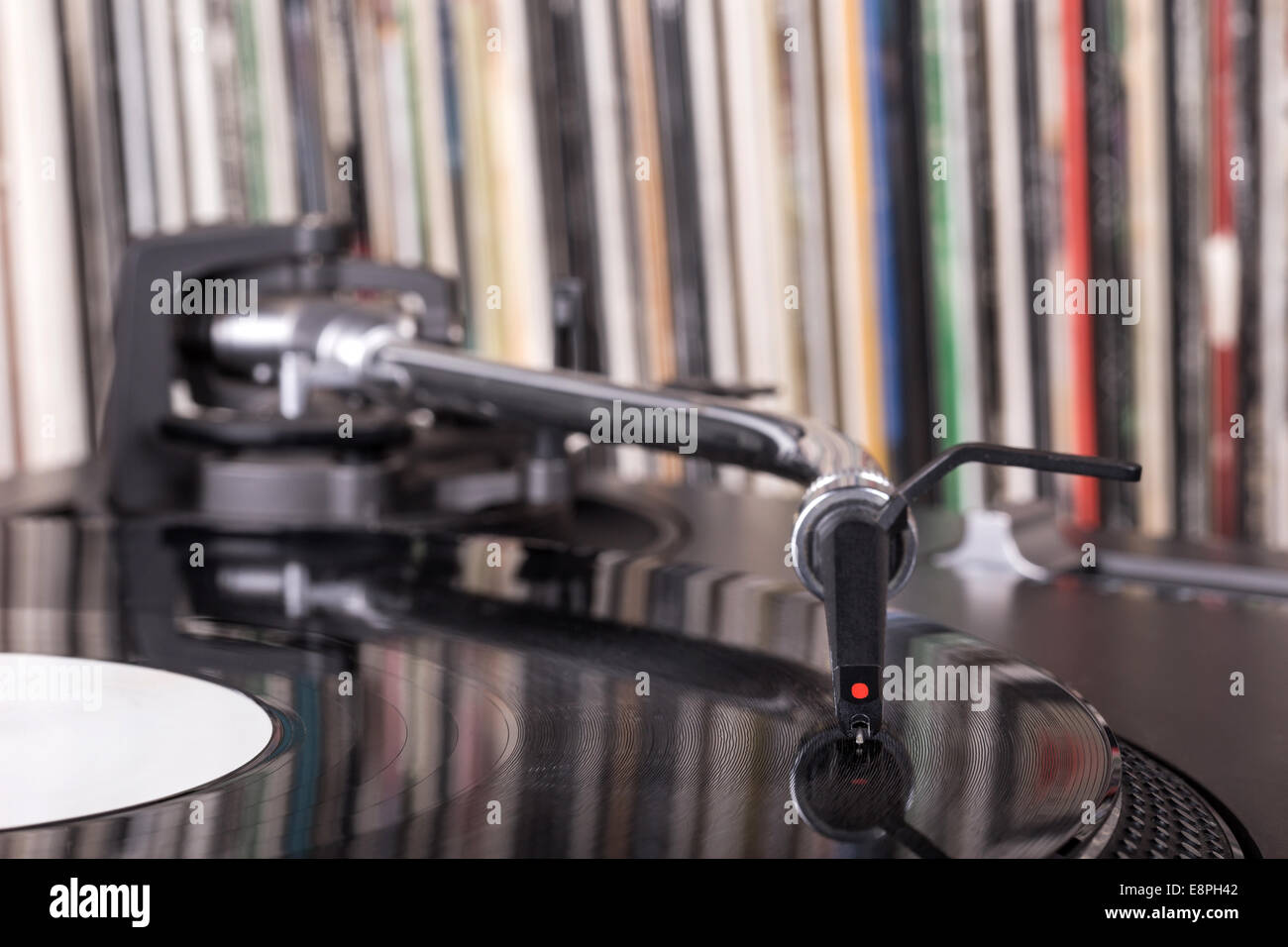 DJ-Nadel-Stift auf Spinnen aufzeichnen, Vinyl Hintergrund Stockfoto