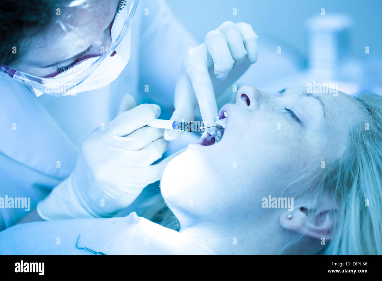 Zahnarzt Behandlung einer Patientin Stockfoto