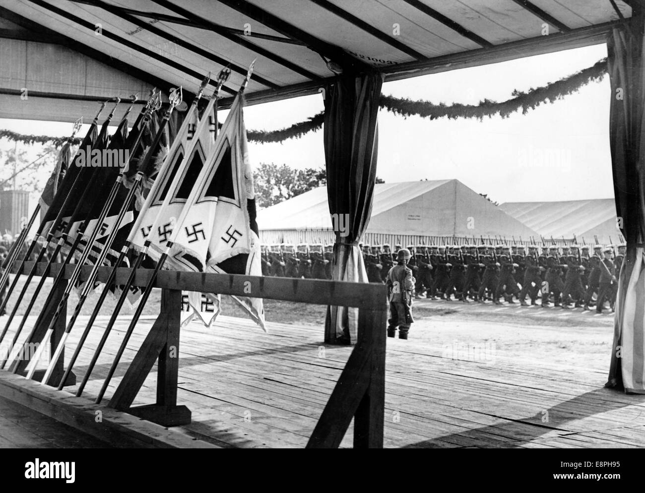 Nürnberger Rallye 1937 in Nürnberg - Blick aus der Flaggenhalle des einmarschs des unkommissionierten Offiziersausbildungskurses der Marine in das Lager der Nazi-Streitkräfte (Wehrmacht) am 03. September 1937. (Qualitätsmängel aufgrund der historischen Bildkopie) Fotoarchiv für Zeitgeschichtee - KEIN KABELDIENST - Stockfoto