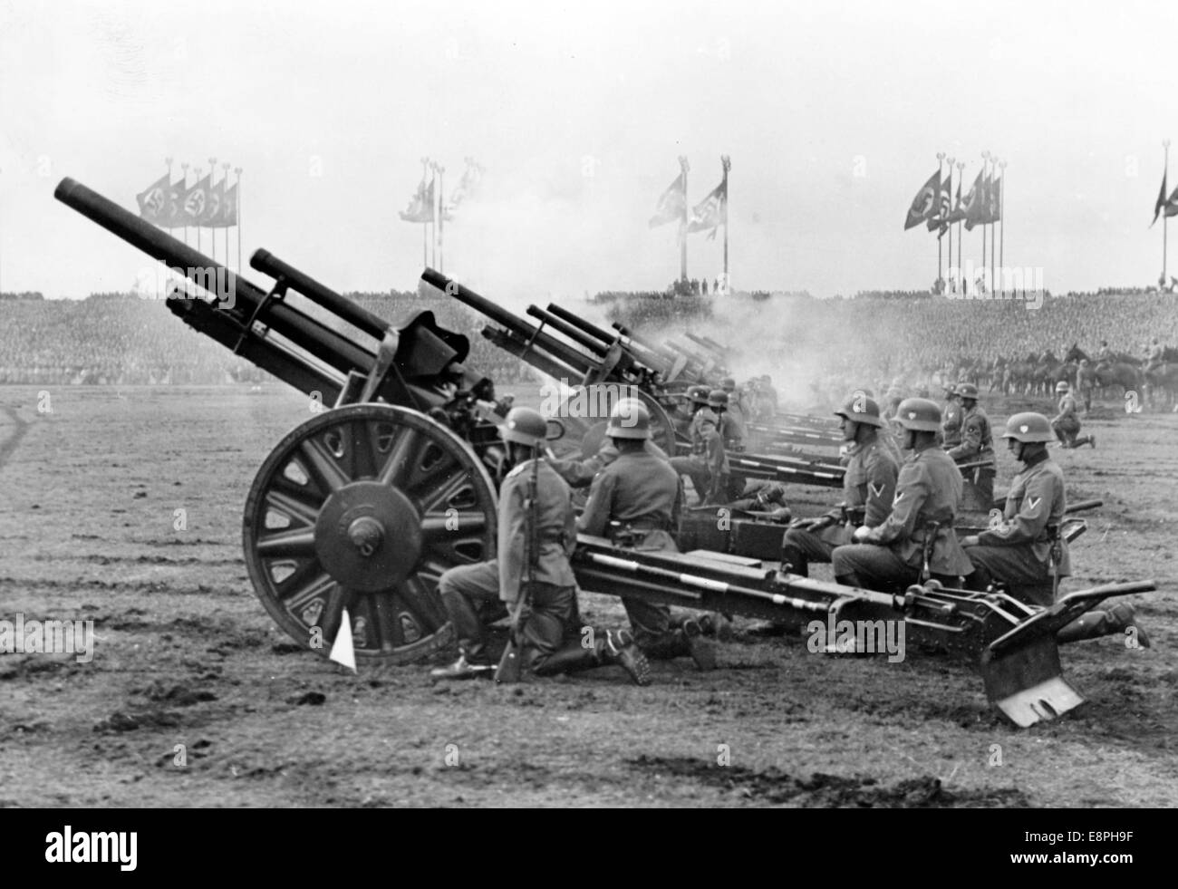 Nürnberger Rallye 1937 in Nürnberg, Deutschland - Nazi-Parteirallye - Demonstration der Nazi-Streitkräfte (Wehrmacht) auf Zeppelin-Feld, hier schwere Artillerie. (Qualitätsmängel aufgrund der historischen Bildkopie) Fotoarchiv für Zeitgeschichtee - KEIN KABELDIENST - Stockfoto