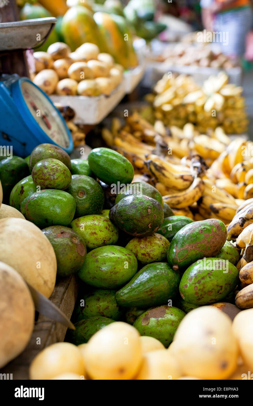 Frische Avocado zum Verkauf an asiatischen Markt im freien Stockfoto