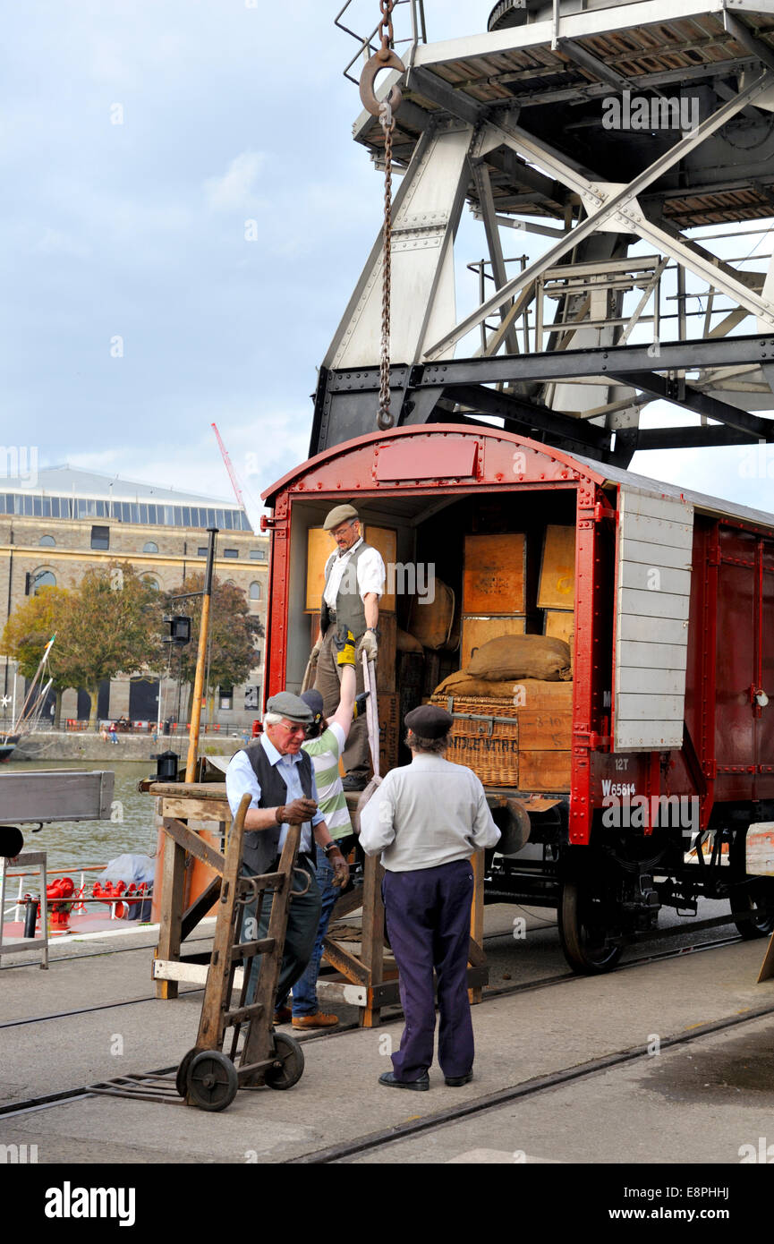 Nachstellung der 50er Jahre Fracht laden / entladen Eisenbahnwaggon mit Fracht-Krane in Bristol Docks M vergossen am Princes Wharf Stockfoto