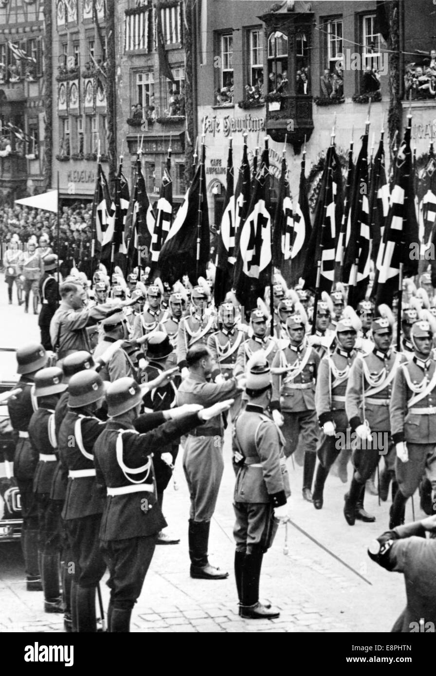 Nürnberger Rallye in Nürnberg - Adolf Hitler steht im Auto und grüßt während einer märzpause der Polizei in Uniform auf dem Adolf-Hitler-Platz. Der Chef der deutschen Polizei Kurt Daluege steht vor Hitler, dem rechten Reichsführer der Schutzstaffel Heinrich Himmler und dem Reichsminister Rudolf Hess. (Qualitätsmängel aufgrund der historischen Bildkopie) Fotoarchiv für Zeitgeschichtee - KEIN KABELDIENST - Stockfoto