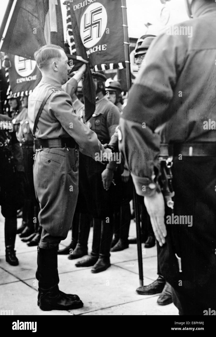 Nürnberger Rallye 1937 in Nürnberg – Neue Standards werden von Adolf Hitler während des Appells der Sturmabteilung (SA), Schutzstaffel (SS) und des Nationalen sozialistischen Kfz-Korps (NSKK) in der Luitpold Arena auf dem Nazi-Parteigelände mit der „Blutflagge“ ausgezeichnet. Die "Blutflagge" wurde angeblich während der gescheiterten Bierhalle Putsch in München getragen. (Qualitätsmängel aufgrund der historischen Bildkopie) Fotoarchiv für Zeitgeschichtee - KEIN KABELDIENST - Stockfoto