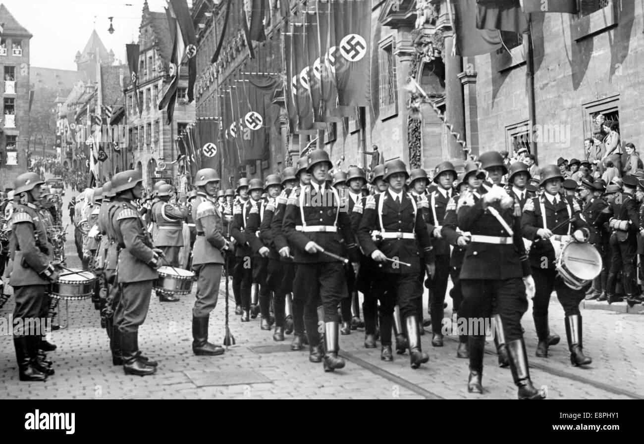 Nürnberger Rallye 1938 in Nürnberg - Marsch zum Rathaus für den Empfang von Adolf Hitler. (Qualitätsmängel aufgrund der historischen Bildkopie) Fotoarchiv für Zeitgeschichtee - KEIN KABELDIENST - Stockfoto