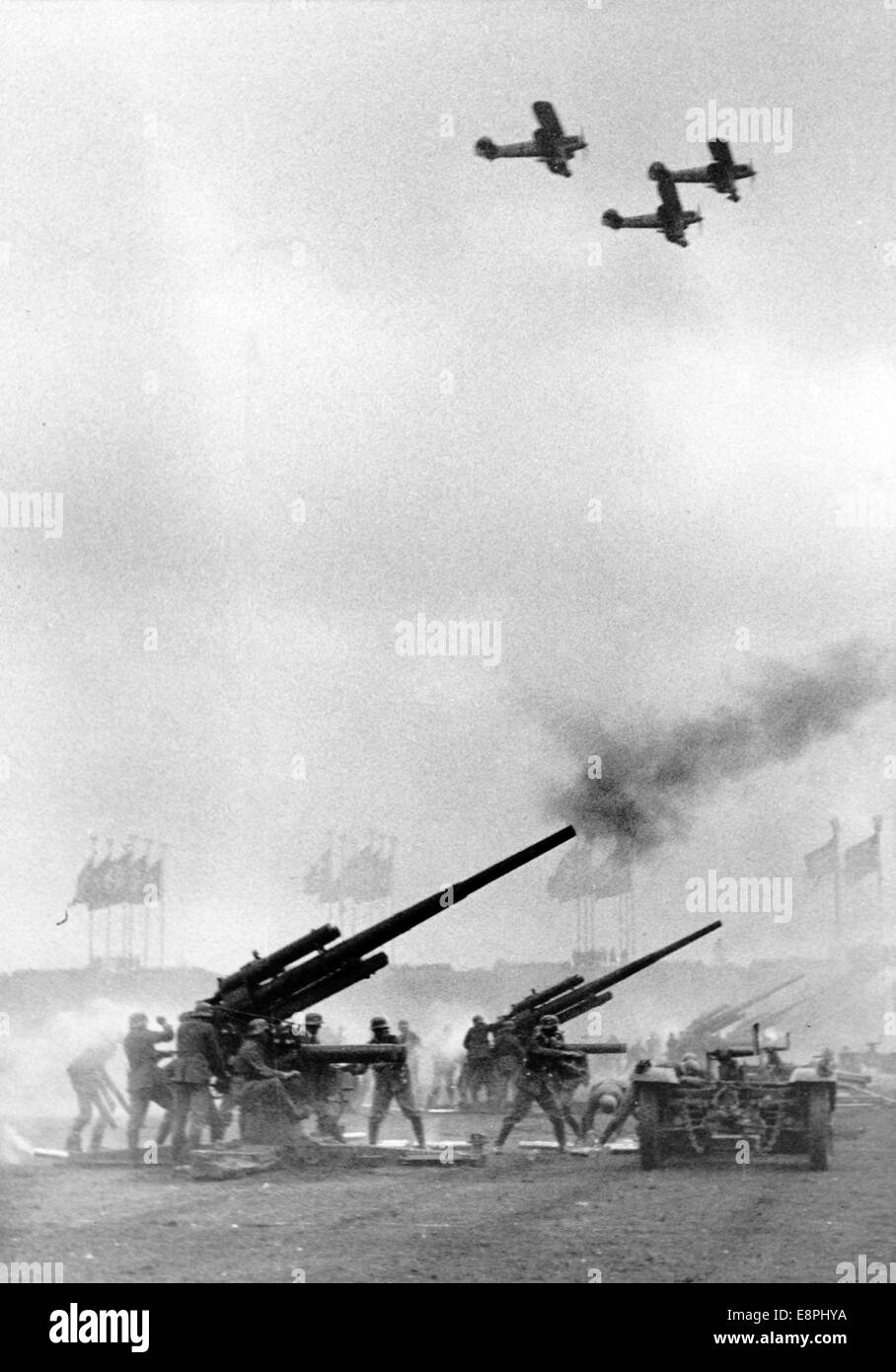 Nürnberger Rallye in Nürnberg - Nazi-Parteirallye - Ausstellung der deutschen Wehrmacht auf Zeppelin-Feld, hier Verteidigung gegen einen Panzerangriff mit Artilleriewaffen und Flugzeugen. (Qualitätsmängel aufgrund der historischen Bildkopie) Fotoarchiv für Zeitgeschichtee - KEIN KABELDIENST - Stockfoto