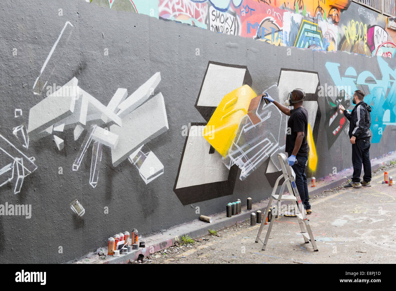 Graffiti-Sprayer in Leake Street, London. Zugelassenen Graffiti-Gebiet in London, Vereinigtes Königreich. Stockfoto
