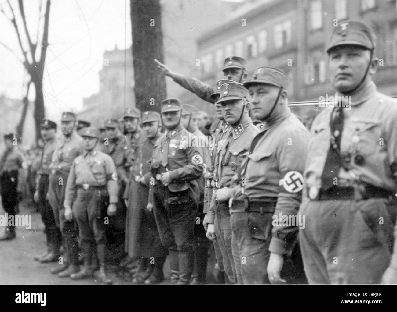 Nürnberger Rallye in Nürnberg - Männer der Sturmabteilung (SA) stehen während einer Rallye am Straßenrand. Fotoarchiv für Zeitgeschichtee – KEIN KABELDIENST – Stockfoto