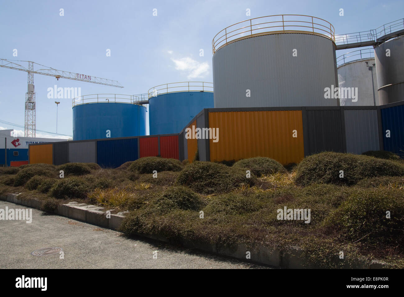 Stadterneuerung, Auckland, New Zealand, übermalt Treibstofftanks im Hafen von Auckland, Stockfoto