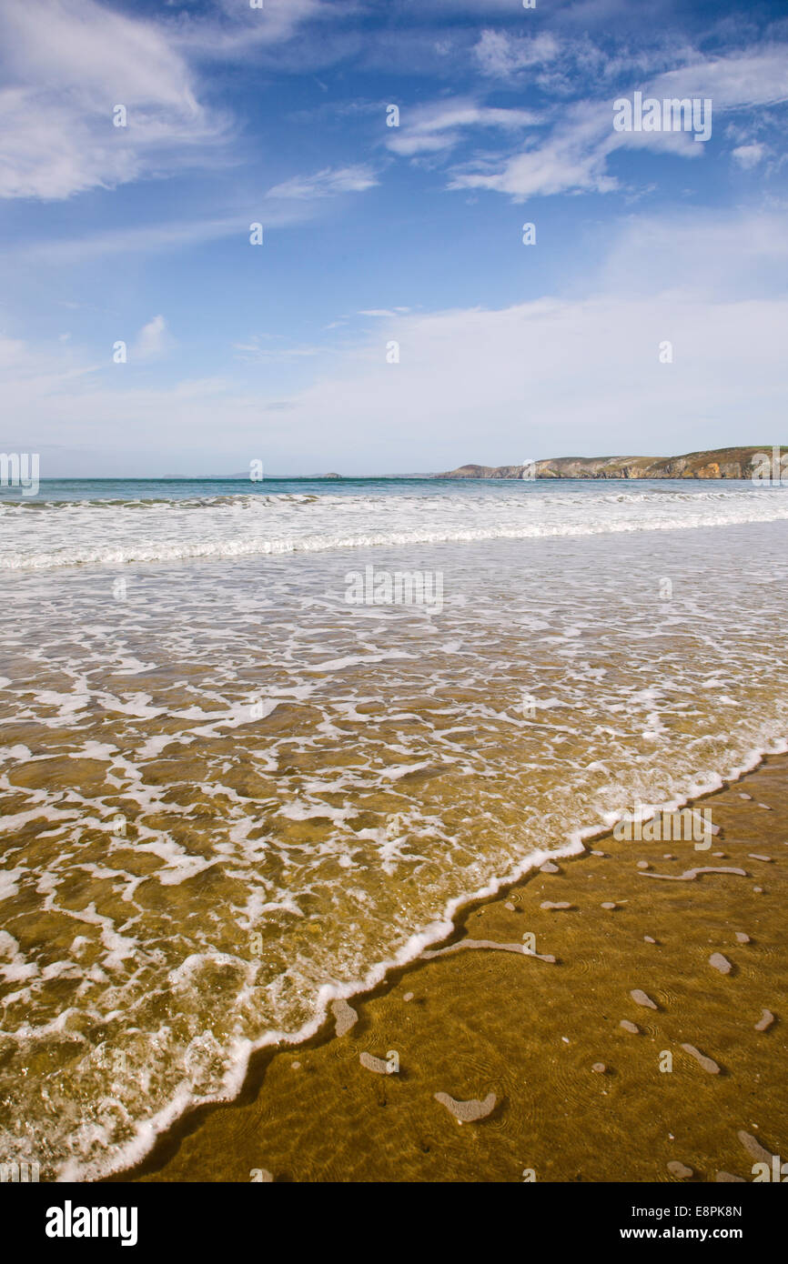 Flaches Wasser auf das Vorland von Newgale Beach, Pembrokeshire. Stockfoto