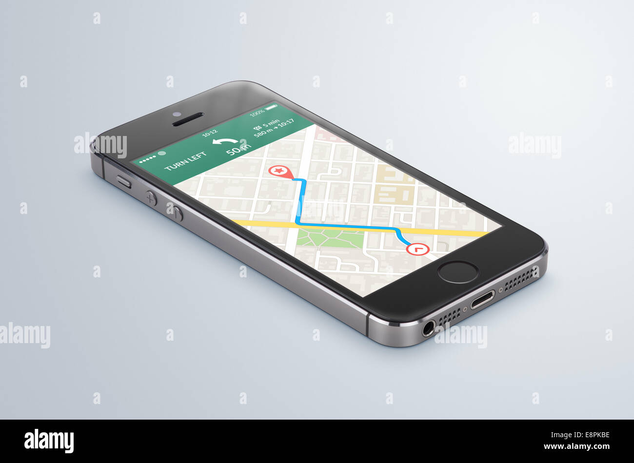 Schwarze moderne Smartphone mit GPS-Navigation Kartenanwendung mit geplanten Route auf dem Bildschirm liegt auf die graue Fläche. Hohe Qualität Stockfoto