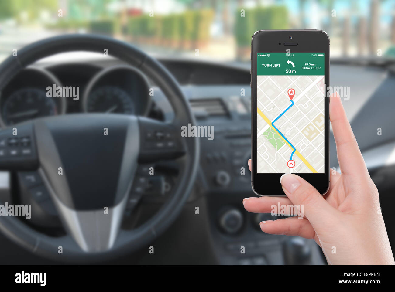 Fahrerin im Auto zu sitzen und halten schwarz mobile Smartphone mit Gps Karte Navigationsanwendung mit geplanten Route auf Stockfoto