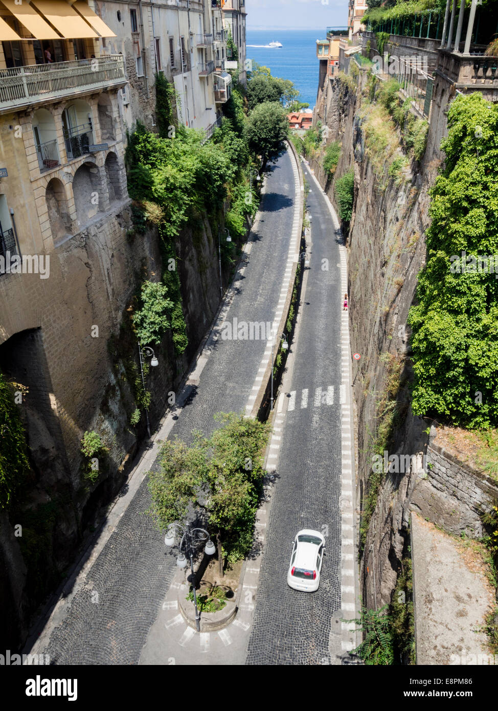 Kehre in die Straße zum Hafen in Sorrent, Italien Stockfoto