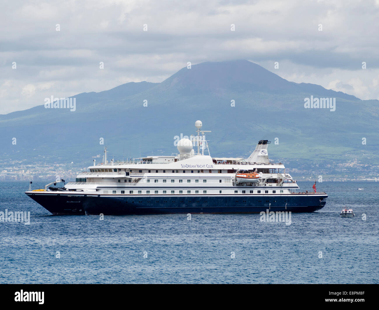 Yacht Club Sea Dream II vor Anker vor Vesuv in der Bucht von Neapel Stockfoto