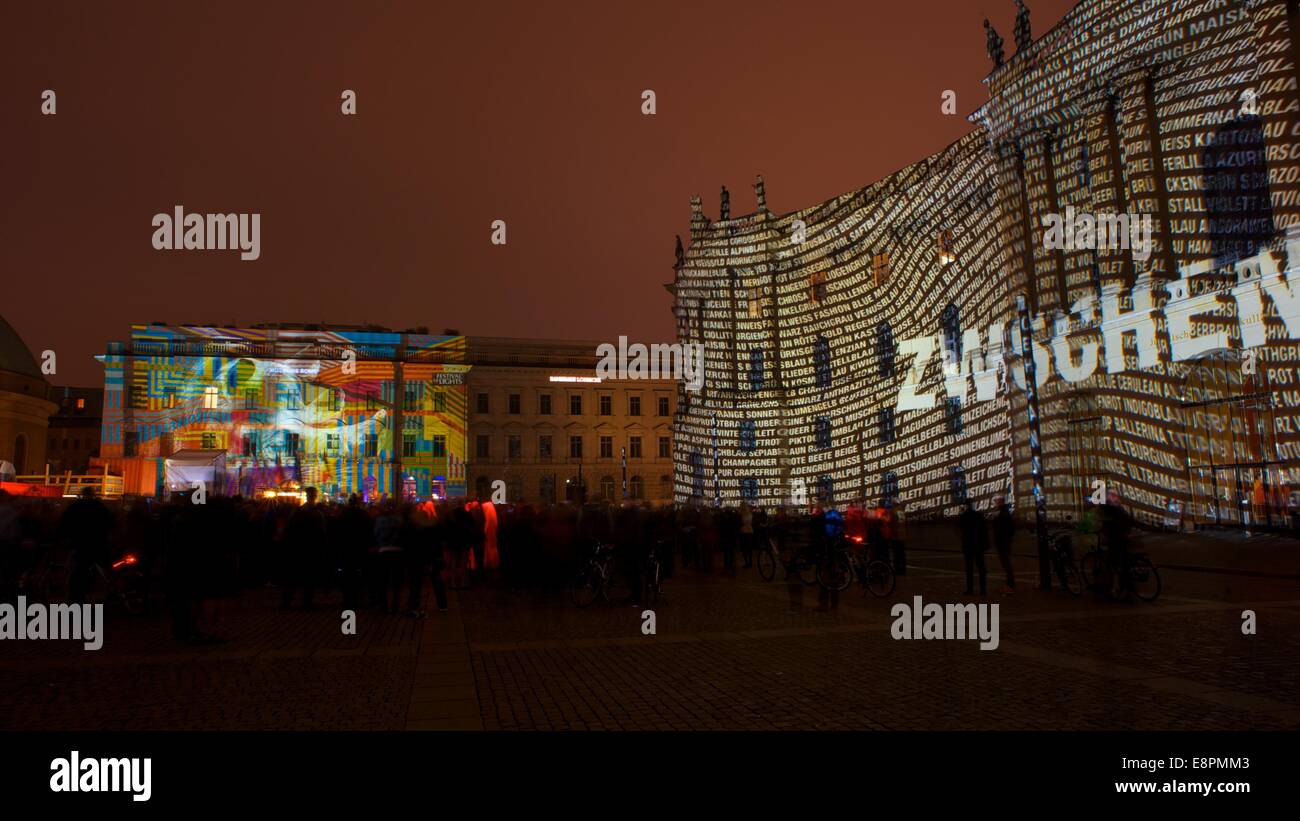 Berlin Deutschland 11. Oktober 2014. Das Luxus Hotel de Rome und die alte Bibliothek blendend Tausende auf "The Festival of Lights."  Mit Blick auf dem Bebelplatz im ehemaligen Ost-Berlin und feiert dieses Jahre Thema "Colours of Joy."  Einer der weltweit größten Lichterfeste verwandelt Teil Berlins berühmte Bauwerke und Denkmäler in eine künstlerisch zauberhafte Welt voller kreativer Licht Kunst, vom 10.-19. Oktober Credit: Suzanne Kirstein/Alamy Live News Stockfoto