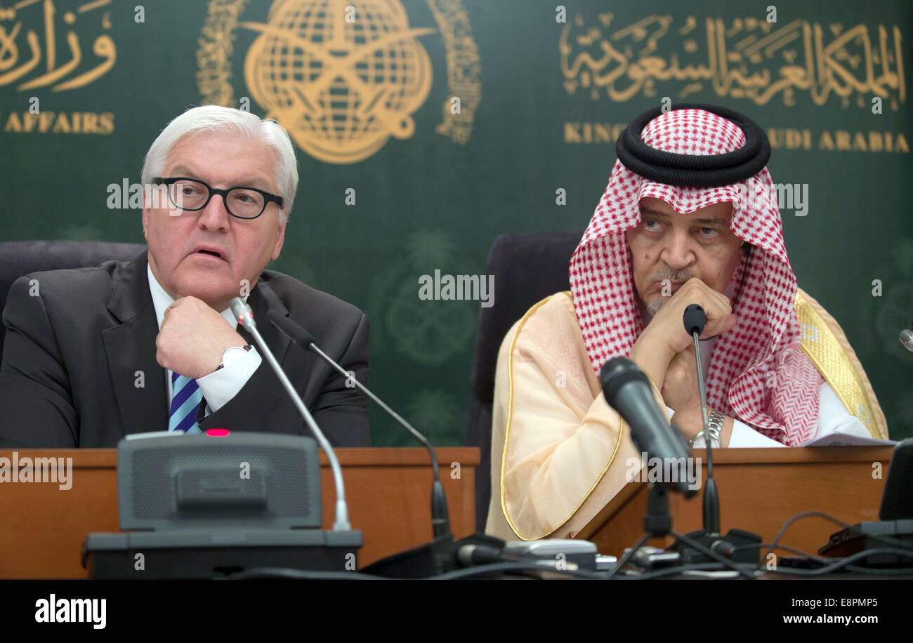 Jeddah, Saudi-Arabien. 13. Oktober 2014. Der deutsche Außenminister Frank-Walter Steinmeier (SPD, L) gibt eine Pressekonferenz mit dem saudischen Außenminister Saud al-Faisal, in Jeddah, Saudi Arabien, 13. Oktober 2014. Steinmeier ist auf eine zwei-Tages-Reise in das Land. Foto: TIM BRAKEMEIER/Dpa/Alamy Live News Stockfoto