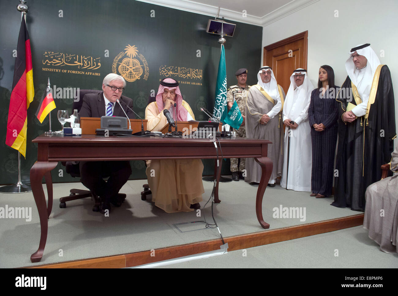 Jeddah, Saudi-Arabien. 13. Oktober 2014. Der deutsche Außenminister Frank-Walter Steinmeier (SPD, L) gibt eine Pressekonferenz mit dem saudischen Außenminister Saud al-Faisal, in Jeddah, Saudi Arabien, 13. Oktober 2014. Steinmeier ist auf eine zwei-Tages-Reise in das Land. Foto: TIM BRAKEMEIER/Dpa/Alamy Live News Stockfoto