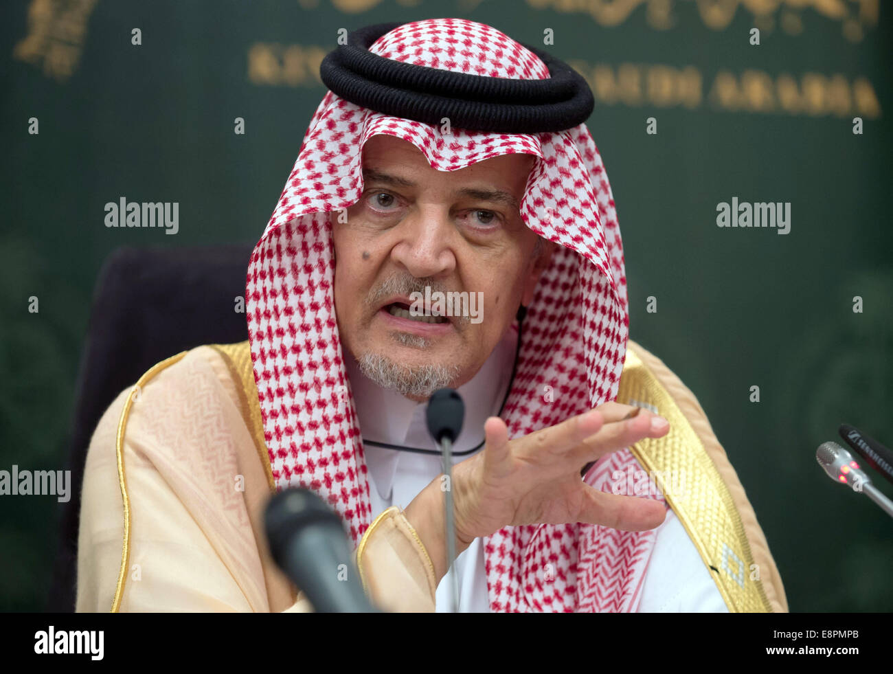 Jeddah, Saudi-Arabien. 13. Oktober 2014. Saudischen Außenminister Saud al-Faisal, gibt eine Pressekonferenz mit deutschen Außenminister Frank-Walter Steinmeier (SPD) in Jeddah, Saudi Arabien, 13. Oktober 2014. Foto: TIM BRAKEMEIER/Dpa/Alamy Live News Stockfoto