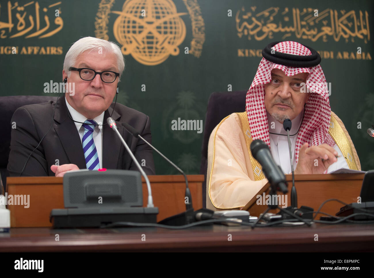 Jeddah, Saudi-Arabien. 13. Oktober 2014. Der deutsche Außenminister Frank-Walter Steinmeier (SPD, L) gibt eine Pressekonferenz mit dem saudischen Außenminister Saud al-Faisal, in Jeddah, Saudi Arabien, 13. Oktober 2014. Steinmeier ist auf eine zwei-Tages-Reise in das Land. Foto: TIM BRAKEMEIER/Dpa/Alamy Live News Stockfoto