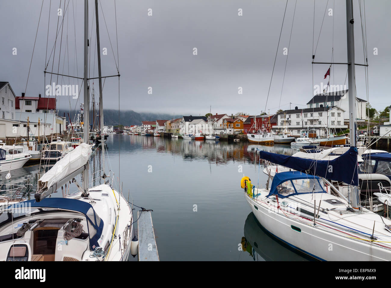 Fischerdorf Henningsvær auf Lofoten, Norwegen Stockfoto