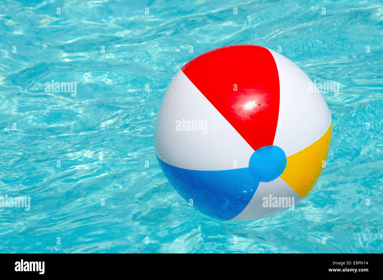 Einen bunten Wasserball in einem Schwimmbad Aqua Meerwasser umgeben. Perfektes Bild für jedes Sommerprojekt. Stockfoto