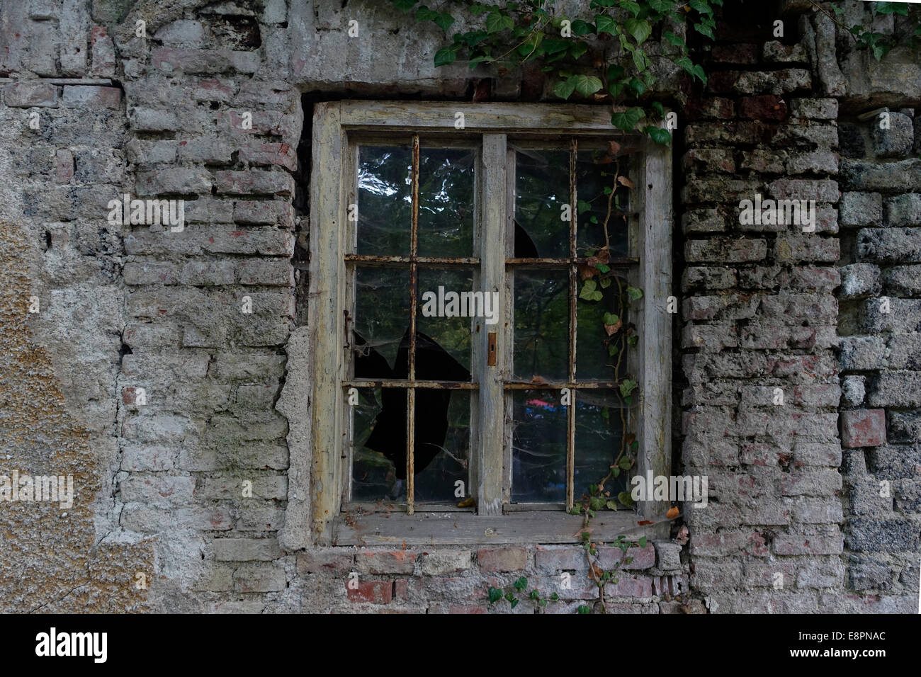 Fenster in einer verfallenen Mauer eines alten Hauses Stockfoto