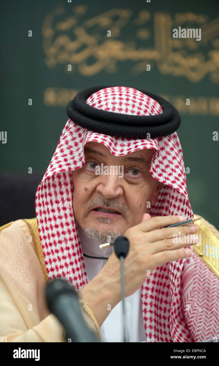 Jeddah, Saudi-Arabien. 13. Oktober 2014. Saudischen Außenminister Saud al-Faisal, gibt eine Pressekonferenz mit deutschen Außenminister Frank-Walter Steinmeier (SPD) in Jeddah, Saudi Arabien, 13. Oktober 2014. Foto: TIM BRAKEMEIER/Dpa/Alamy Live News Stockfoto