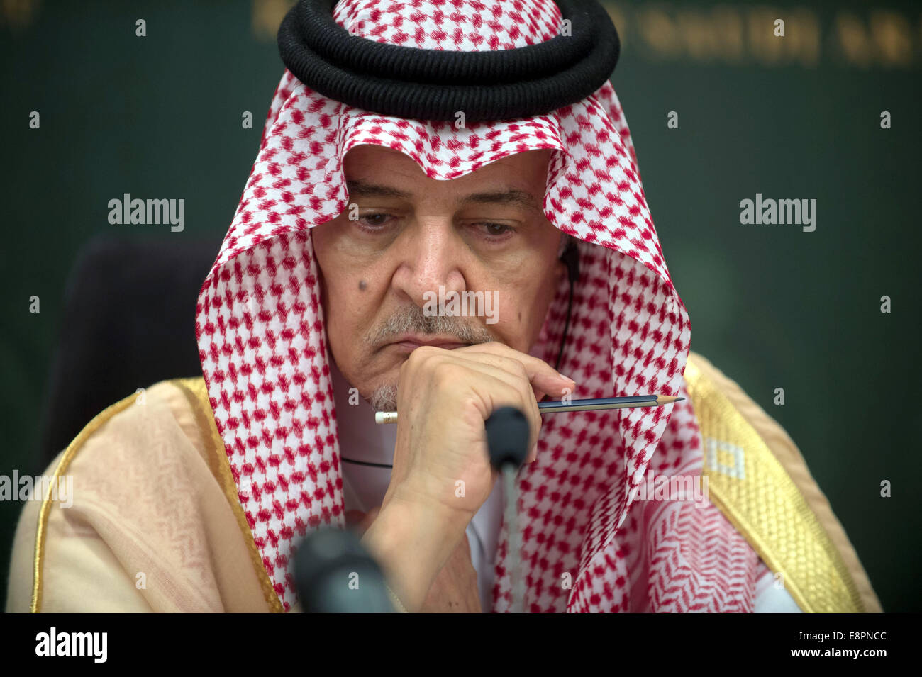 Jeddah, Saudi-Arabien. 13. Oktober 2014. Saudischen Außenminister Saud al-Faisal, gibt eine Pressekonferenz mit deutschen Außenminister Frank-Walter Steinmeier (SPD) in Jeddah, Saudi Arabien, 13. Oktober 2014. Foto: TIM BRAKEMEIER/Dpa/Alamy Live News Stockfoto