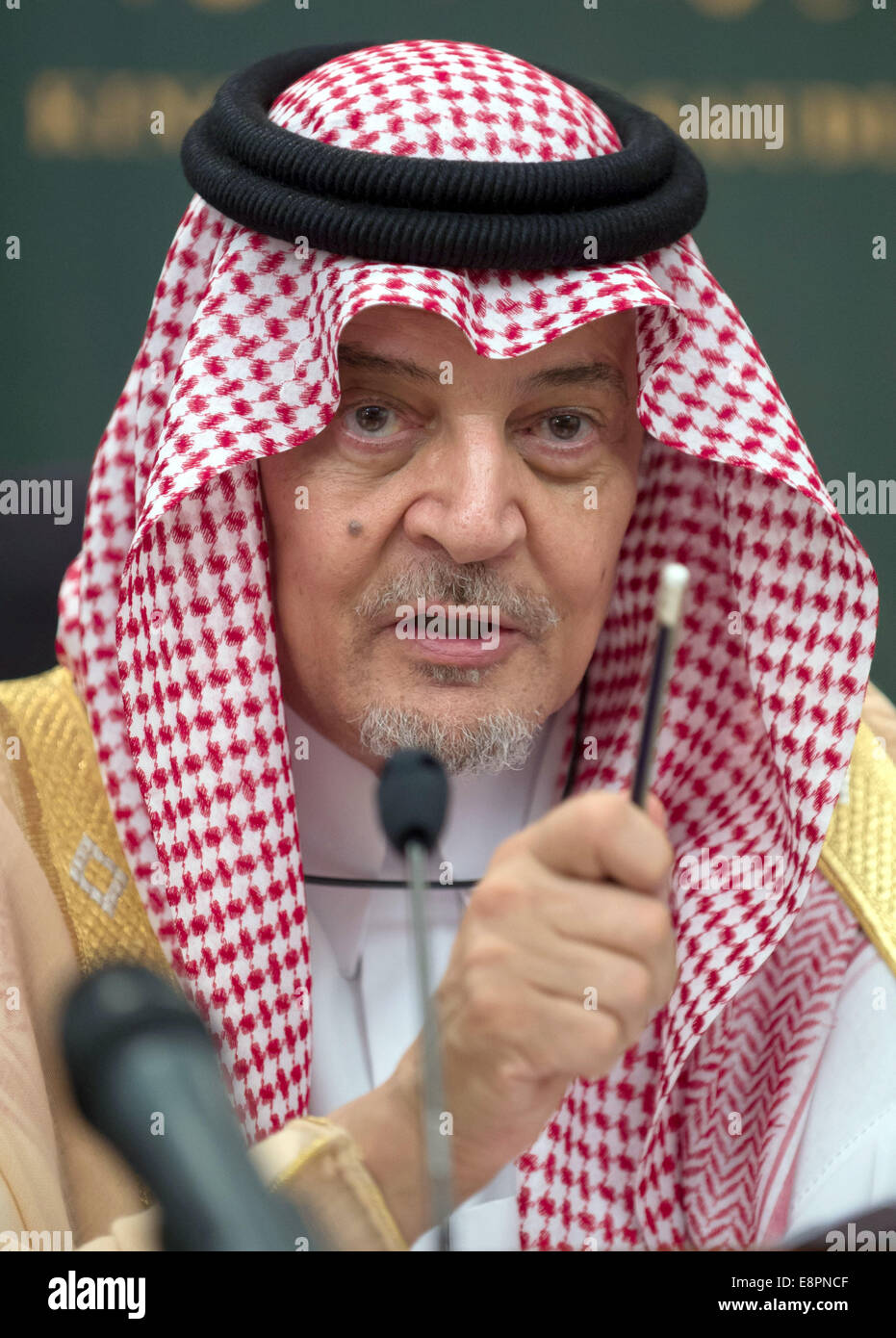 Jeddah, Saudi-Arabien. 13. Oktober 2014. Saudischen Außenminister Saud al-Faisal, gibt eine Pressekonferenz mit deutschen Außenminister Frank-Walter Steinmeier (SPD) in Jeddah, Saudi Arabien, 13. Oktober 2014. Foto: TIM BRAKEMEIER/Dpa/Alamy Live News Stockfoto