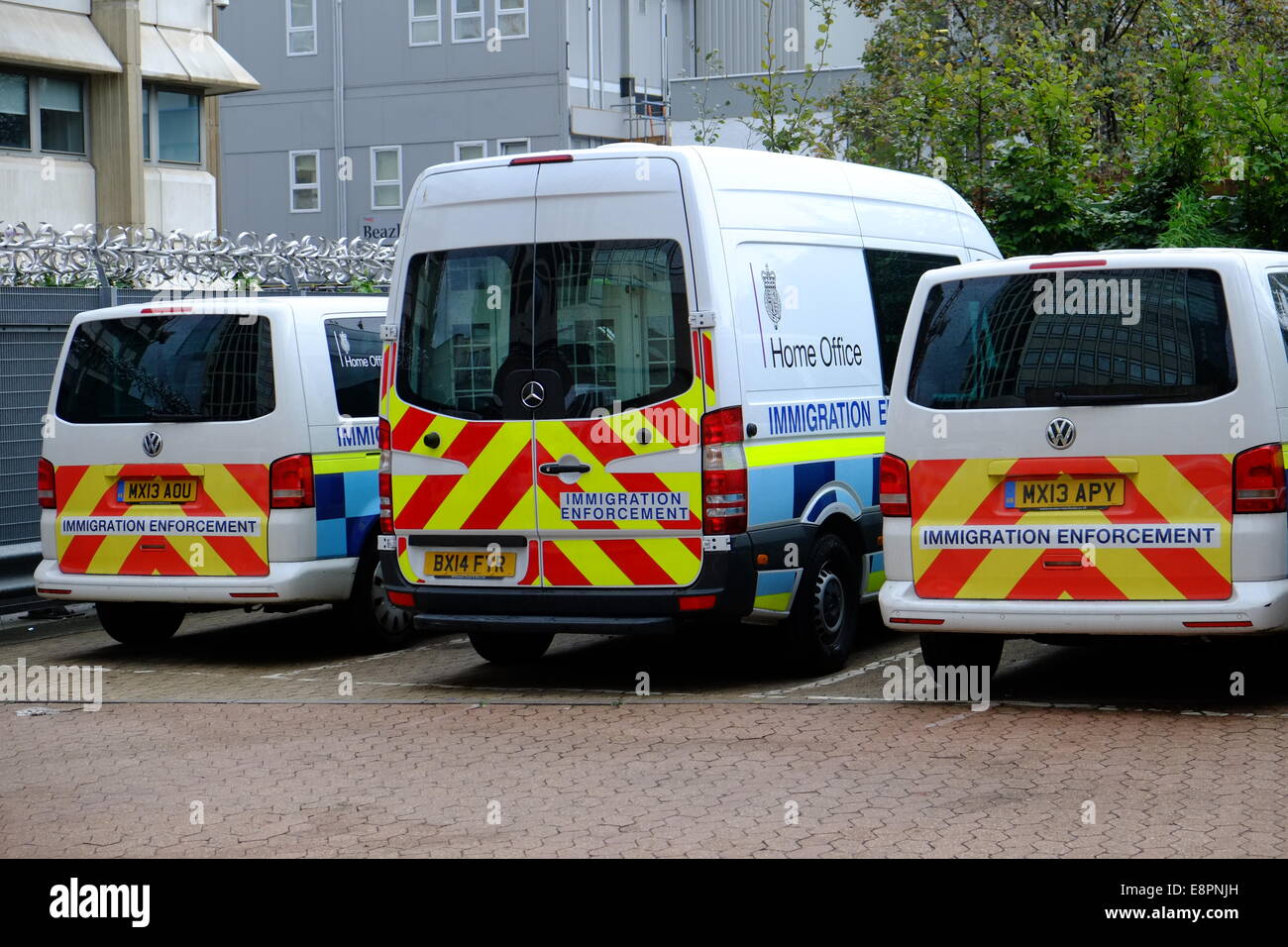 Einwanderung Durchsetzung vans geparkt in London Stockfoto