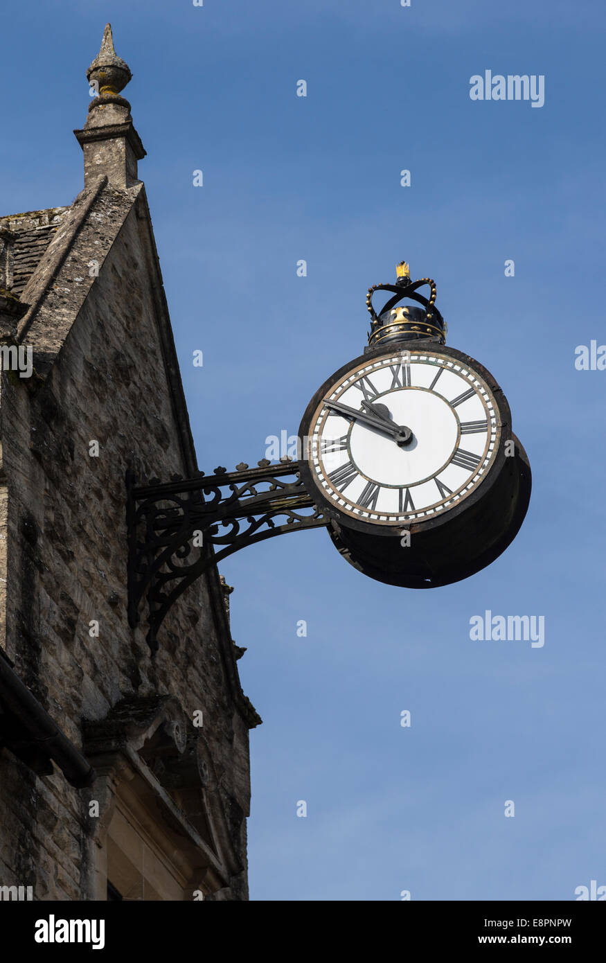 Uhr auf Wand mit Krone, Northleach, Oxfordshire, Cotswolds, UK Stockfoto